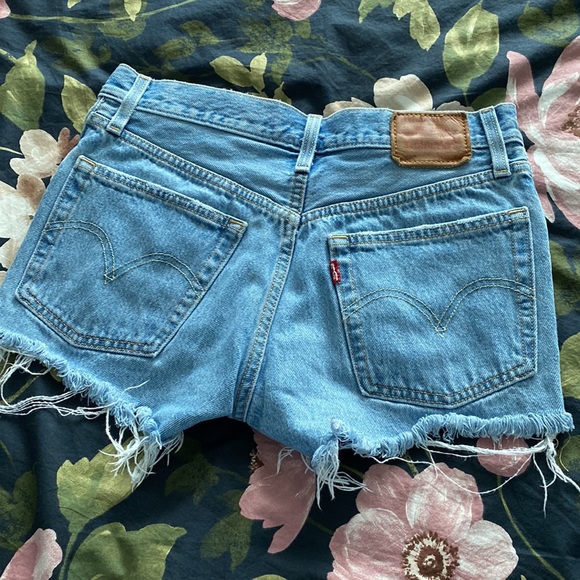 Levi’s 501 Shorts - Picture 2 of 4